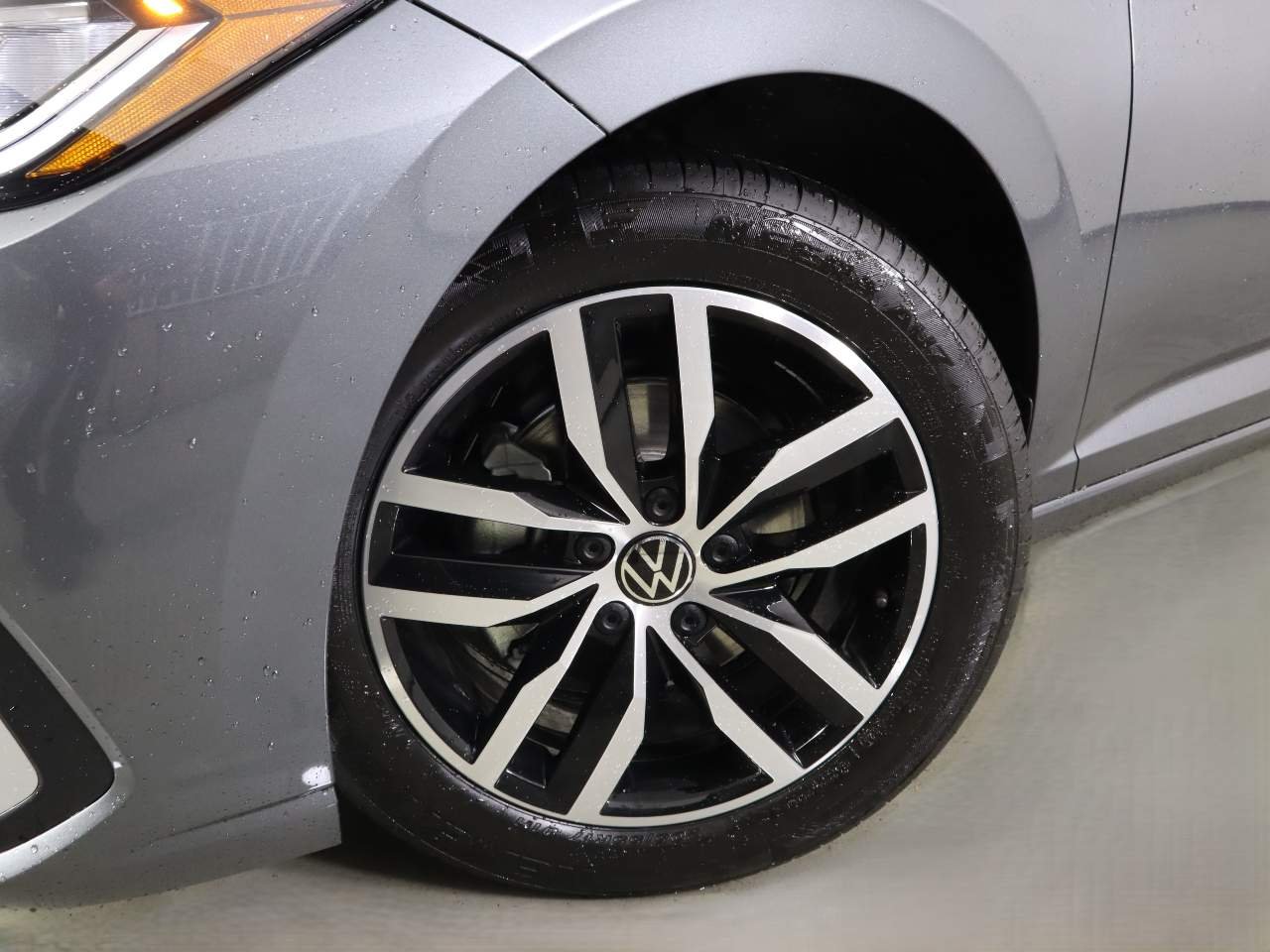 New 2027 Platinum Gray Metallic Volkswagen SE image 5