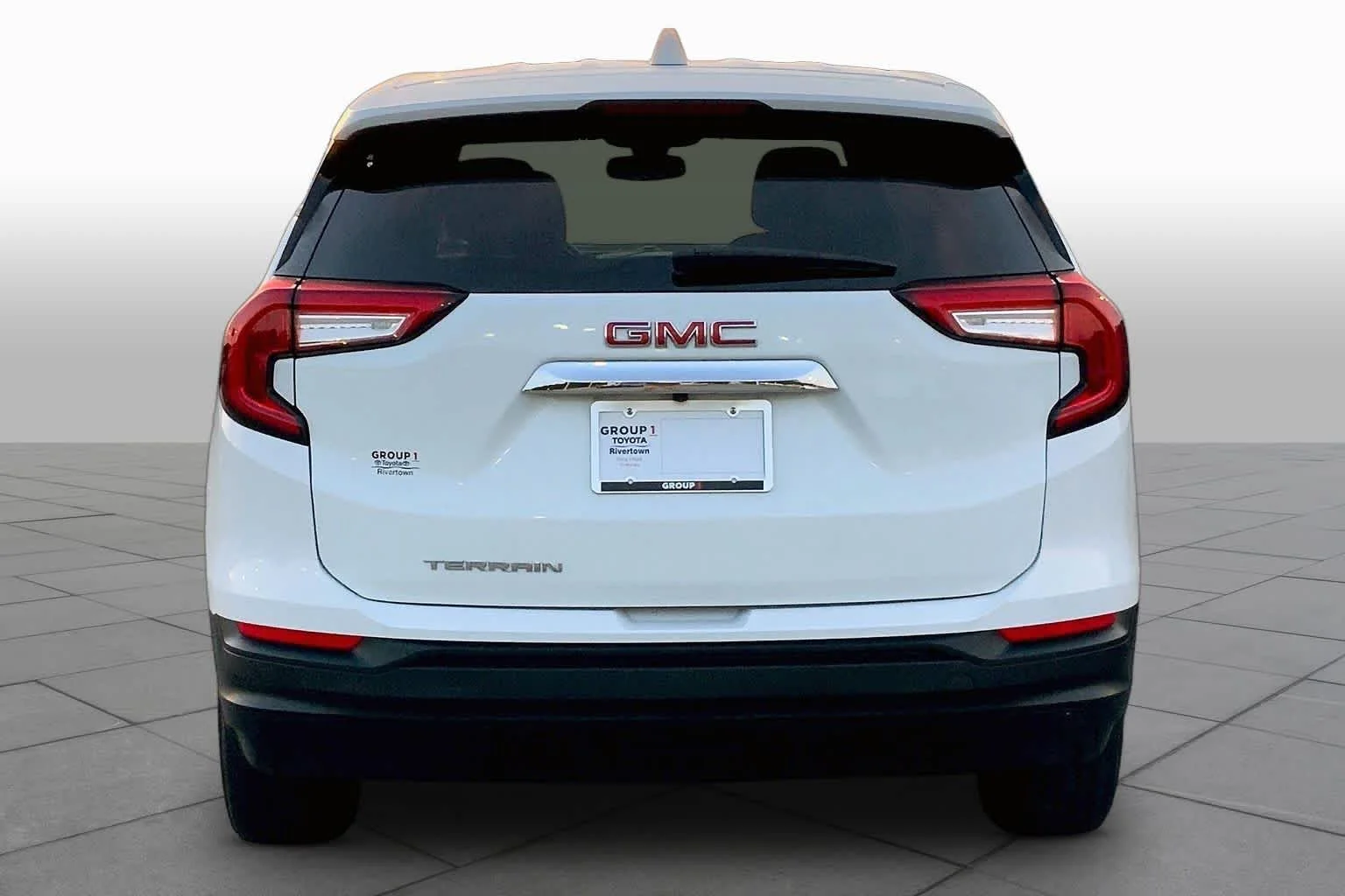 Used 2024 Summit White GMC SLE image 5