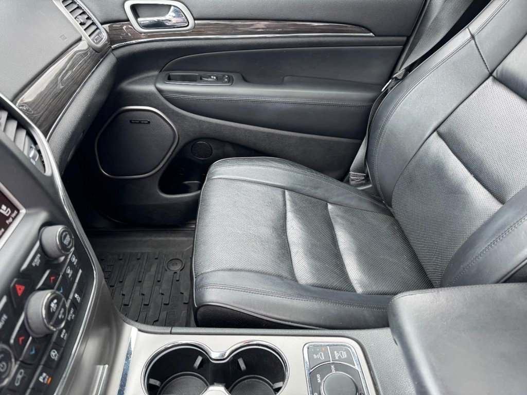 Used 2018 Diamond Black Crystal Pearlcoat Jeep Overland image 14