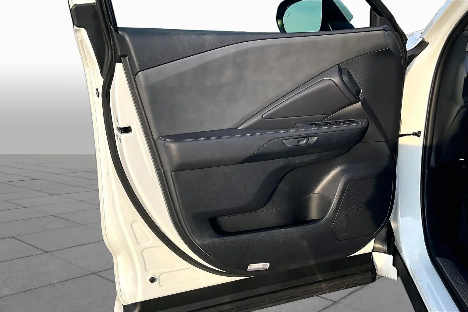 Used 2025 Wind Chill Pearl Lexus Premium image 22