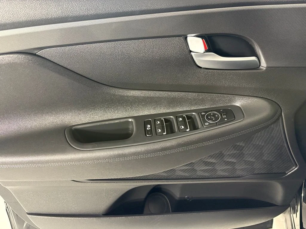 Used 2023 Black Hyundai SE image 19