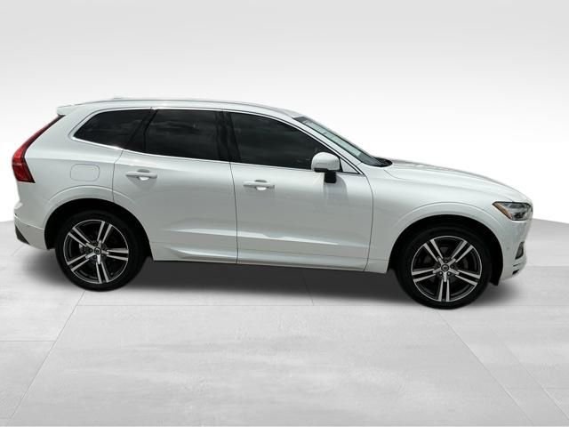 Used 2019 White Volvo T5 Momentum image 3