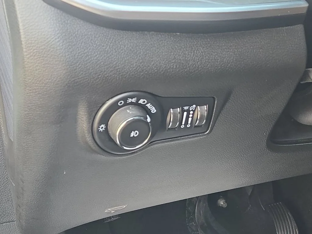 Used 2025 Silver Jeep Limited image 33