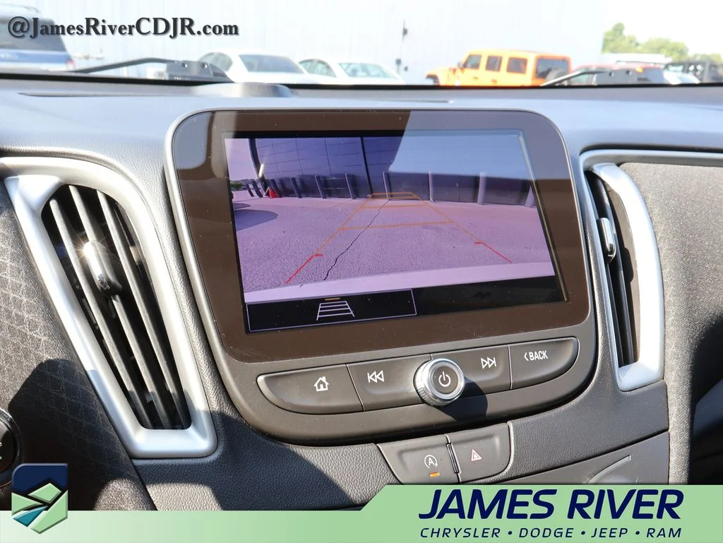 Used 2024 White Chevrolet LT image 33