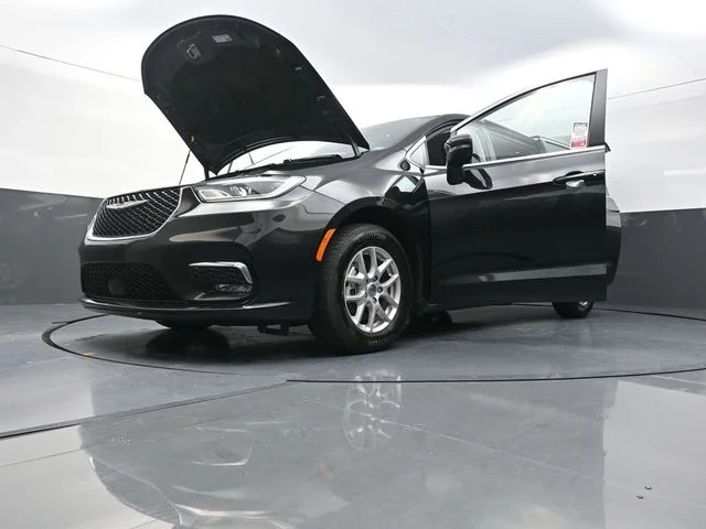 Used 2023 Black Chrysler Touring L image 30