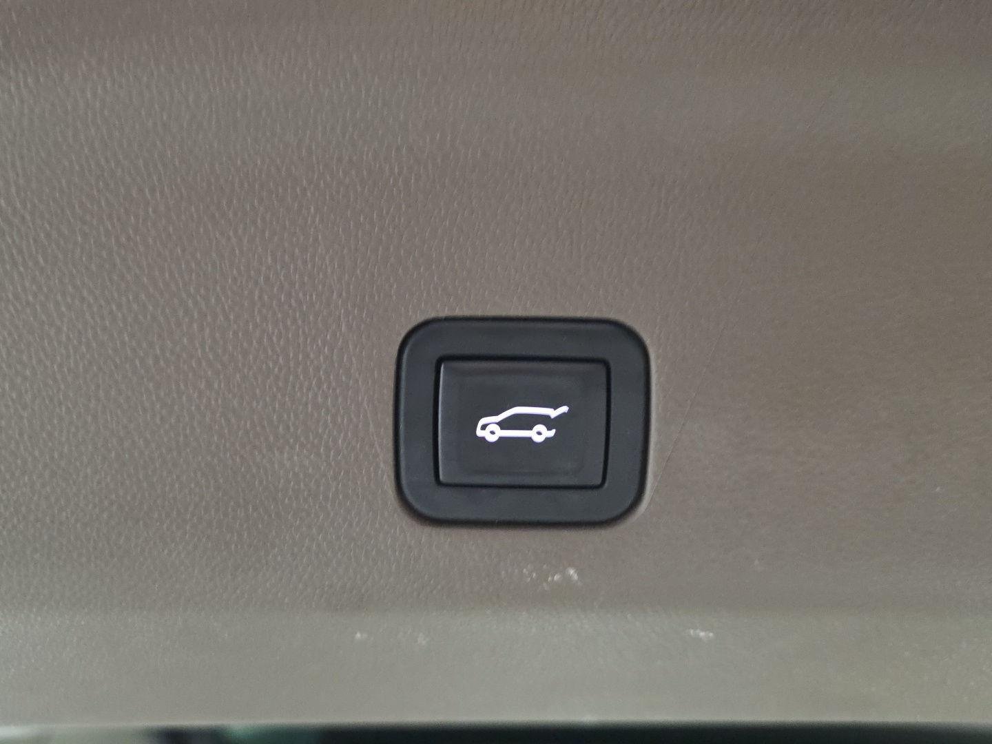 Used 2024 White Frost Tricoat GMC Denali image 4