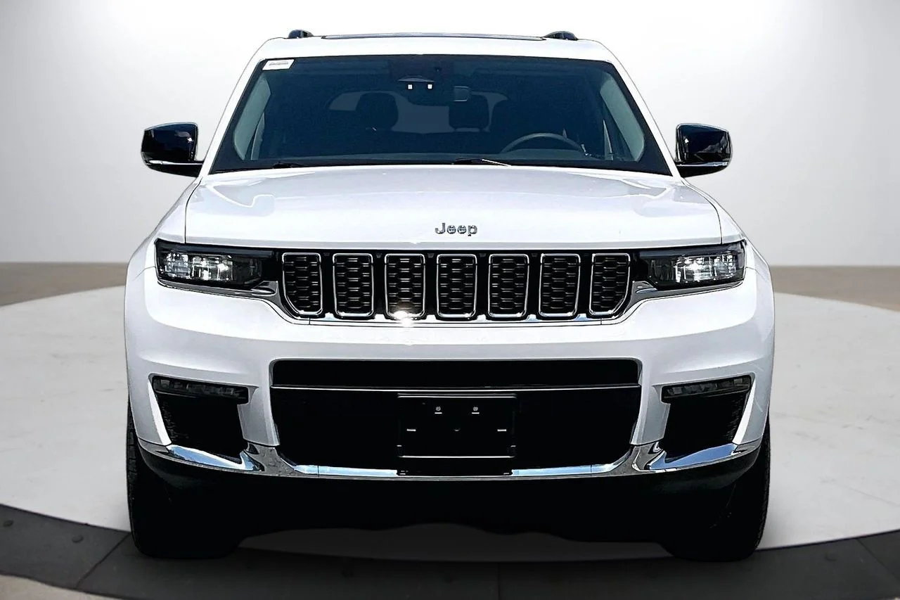 Used 2023 White Jeep Limited image 3
