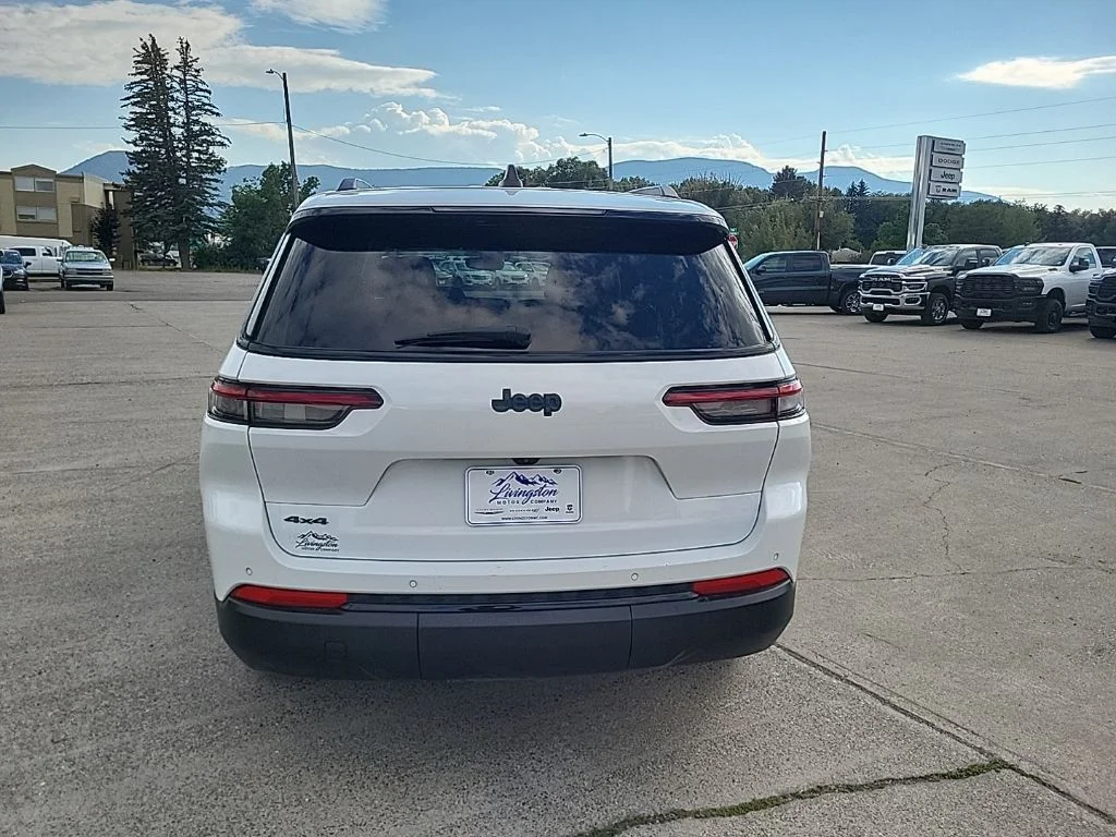 Used 2023 White Jeep Altitude image 4