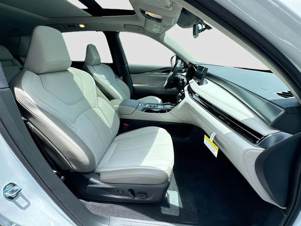 Certified Used 2026 White INFINITI LUXE image 31