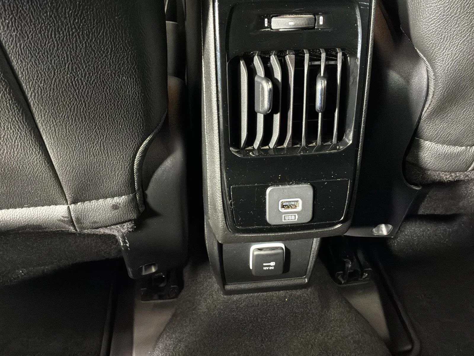 Used 2024 Hydro Blue Pearlcoat Jeep Limited image 19