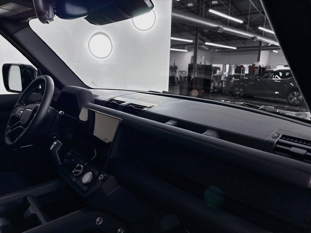 New 2026 Santorini Black Land Rover X-Dynamic SE image 31