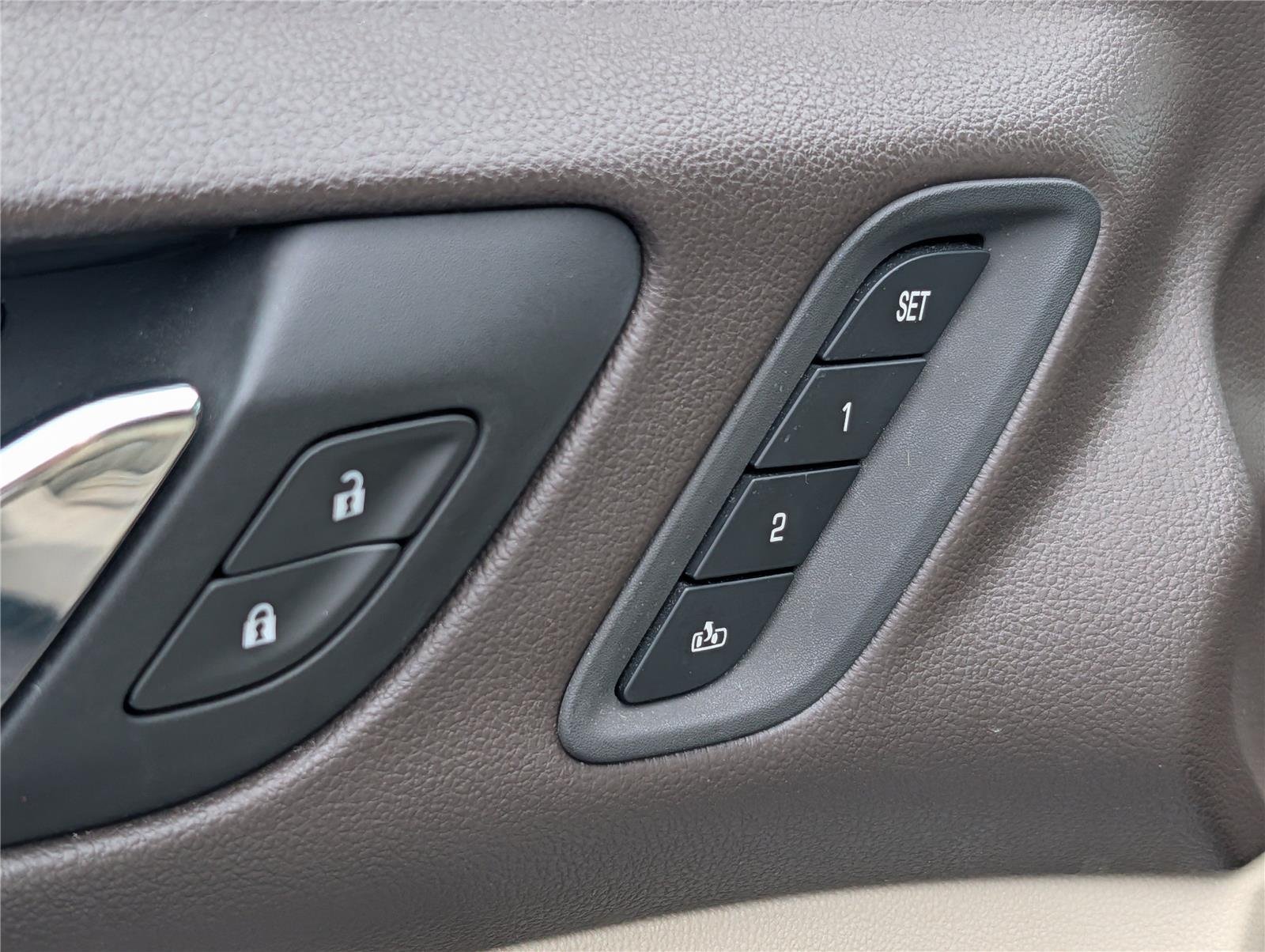 Used 2018 White Frost Tricoat GMC Denali image 17
