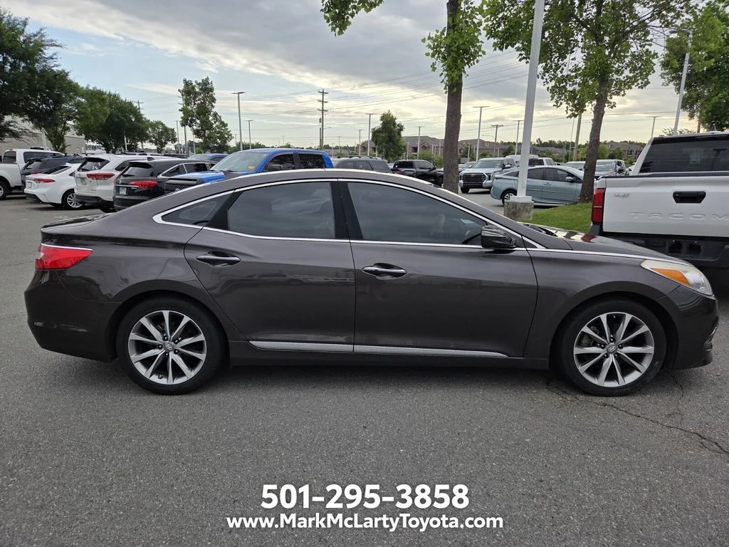 Used 2016 Red Hyundai Base image 3