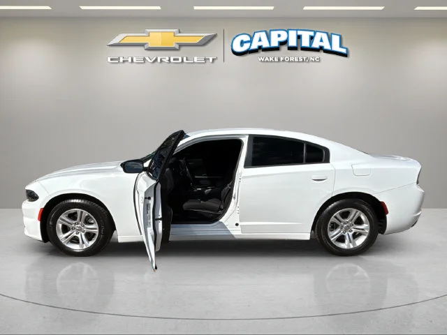 Used 2023 White Dodge SXT image 9