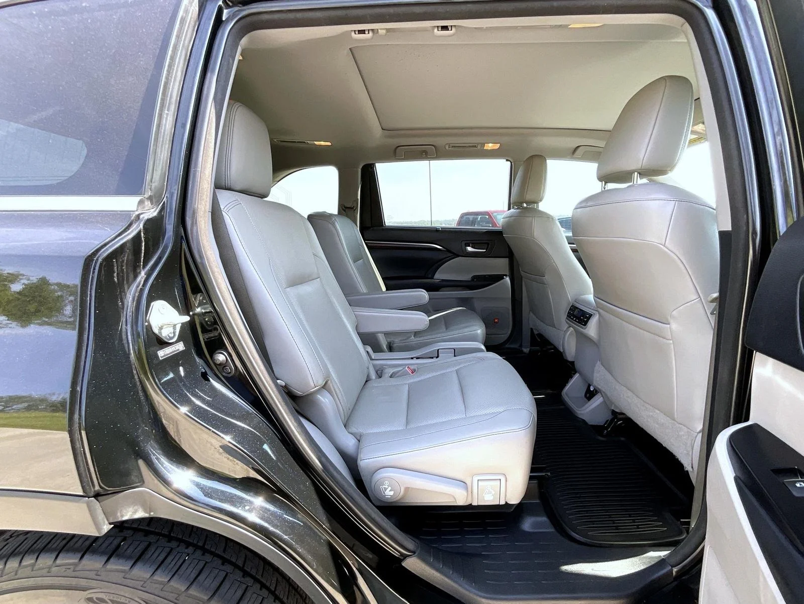 Used 2014 Black Toyota Limited Platinum V6 image 19