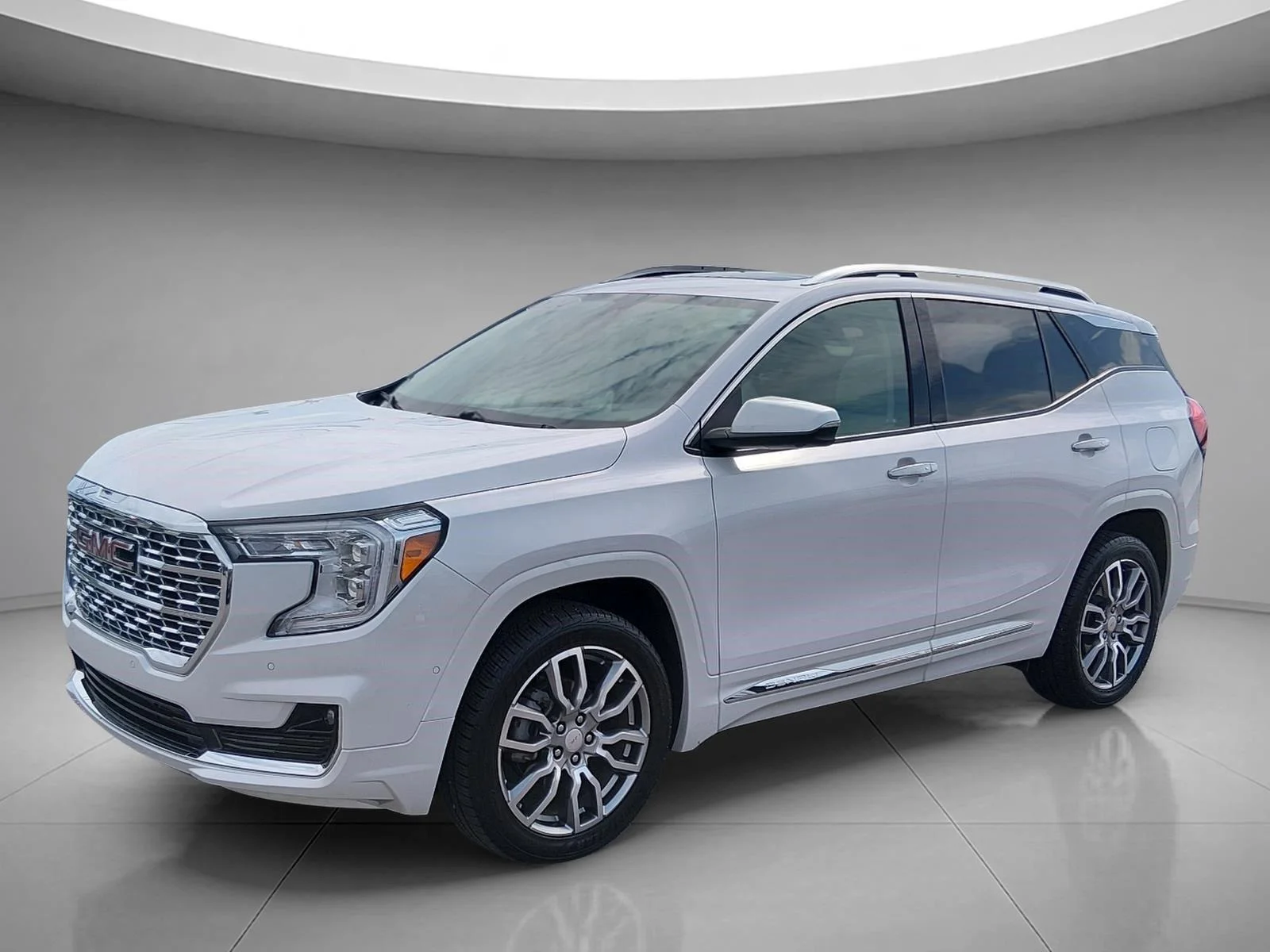Used 2024 White Frost Tricoat GMC Denali image 1