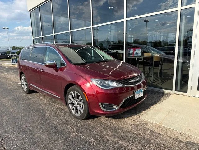 2020 Chrysler Pacifica Limited's photo