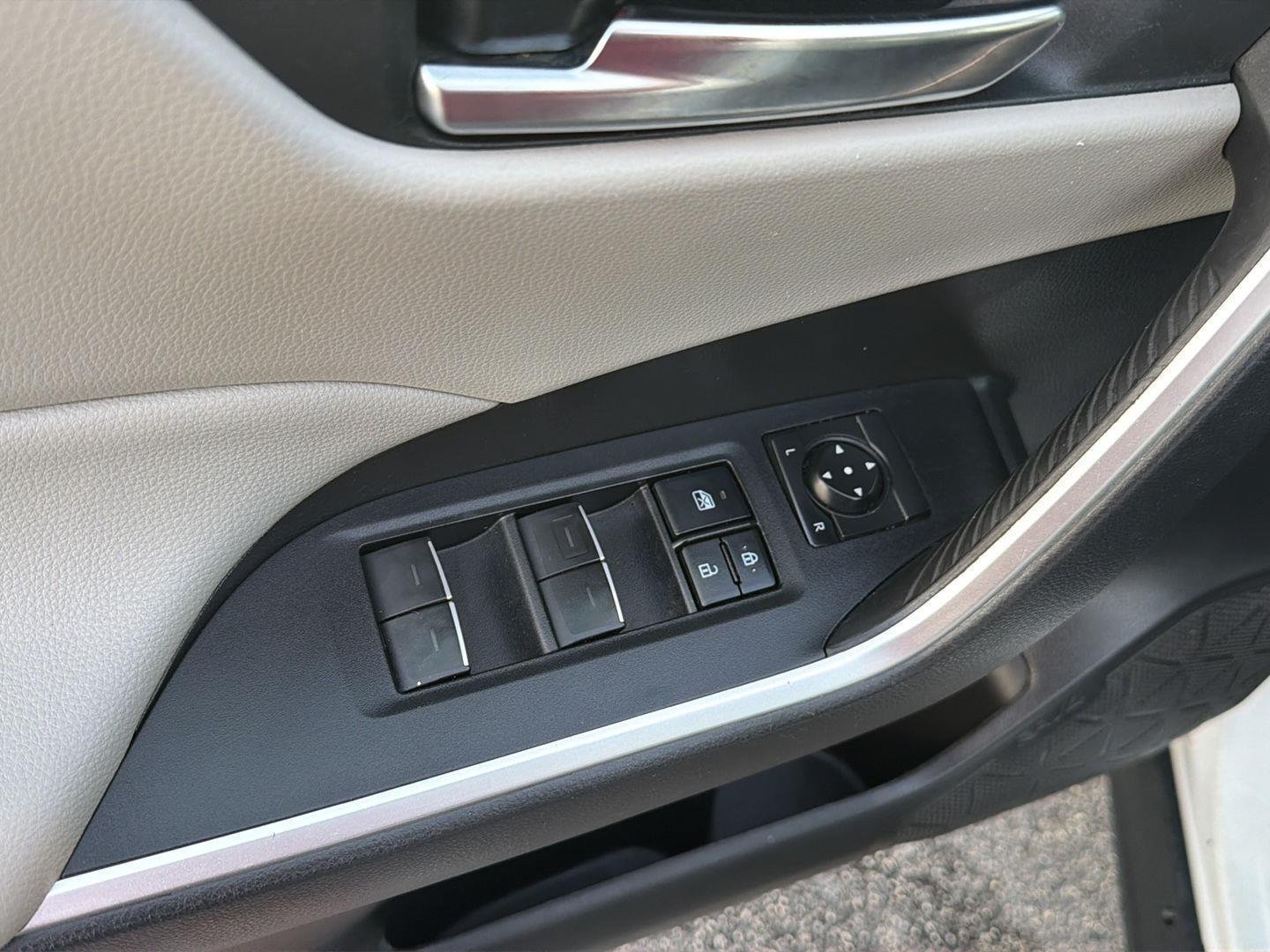 Used 2022 White Toyota XLE image 33