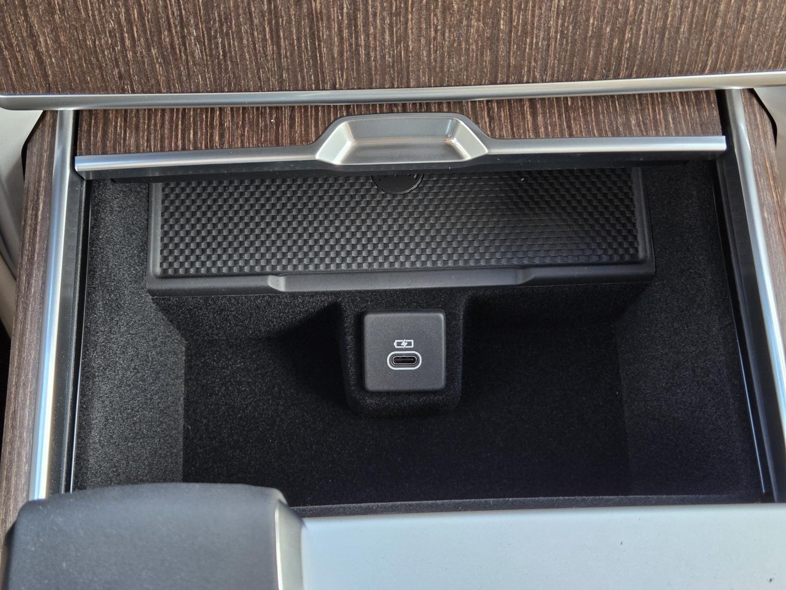 New 2025 Fuji White Land Rover SE image 22
