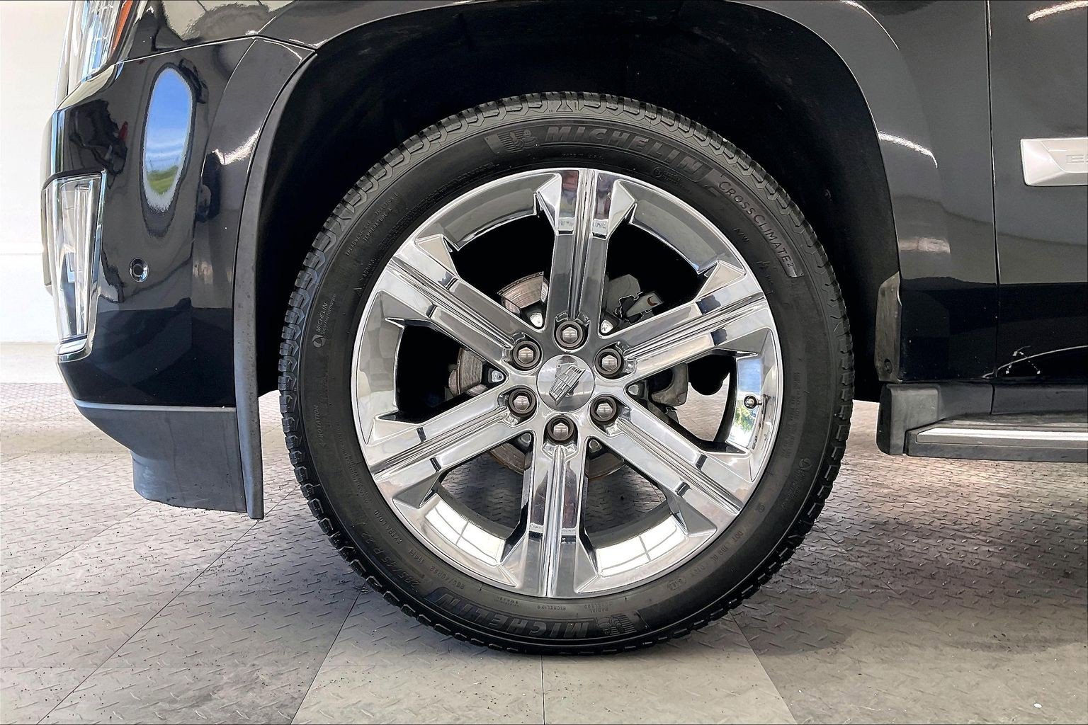 2017 Cadillac Escalade Luxury photo 3