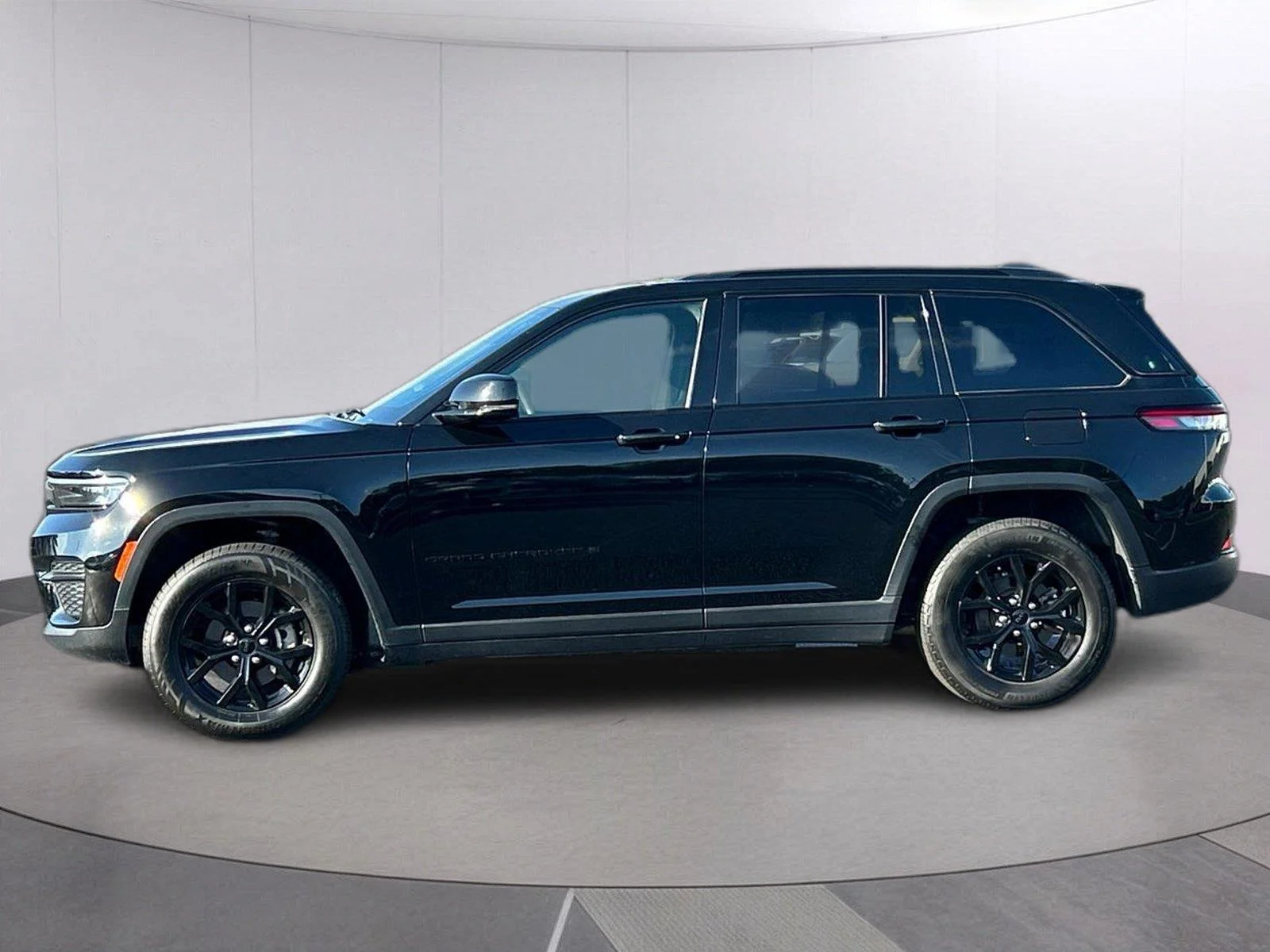 Used 2024 Diamond Black Crystal Pearlcoat Jeep Altitude image 2