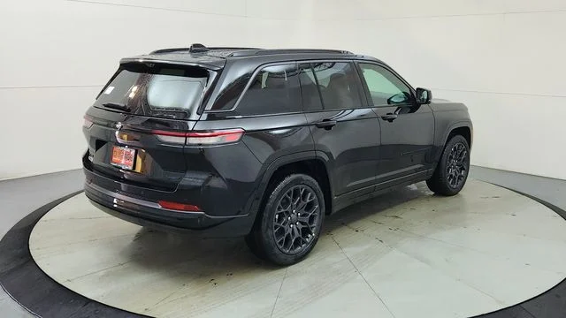 New 2026 Diamond Black Crystal Pearl-Coat Exterior Paint Jeep Summit image 10
