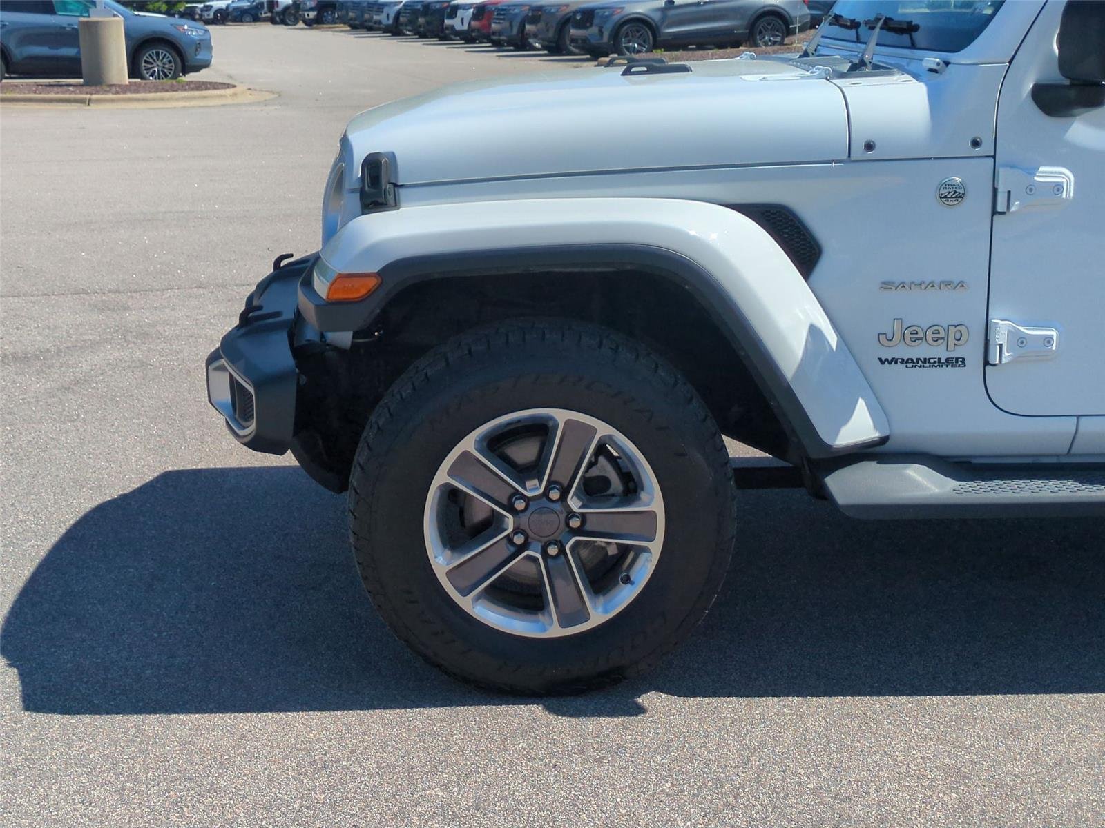 Used 2019 Bright White Clearcoat Jeep Sahara image 10