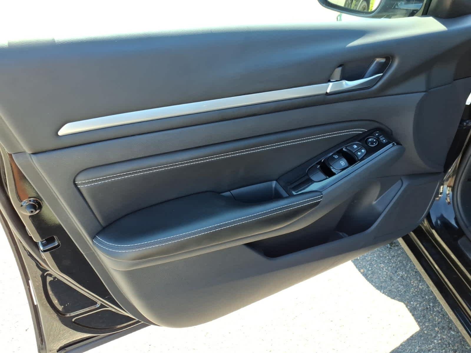 Used 2022 Super Black Nissan 2.5 SL image 10