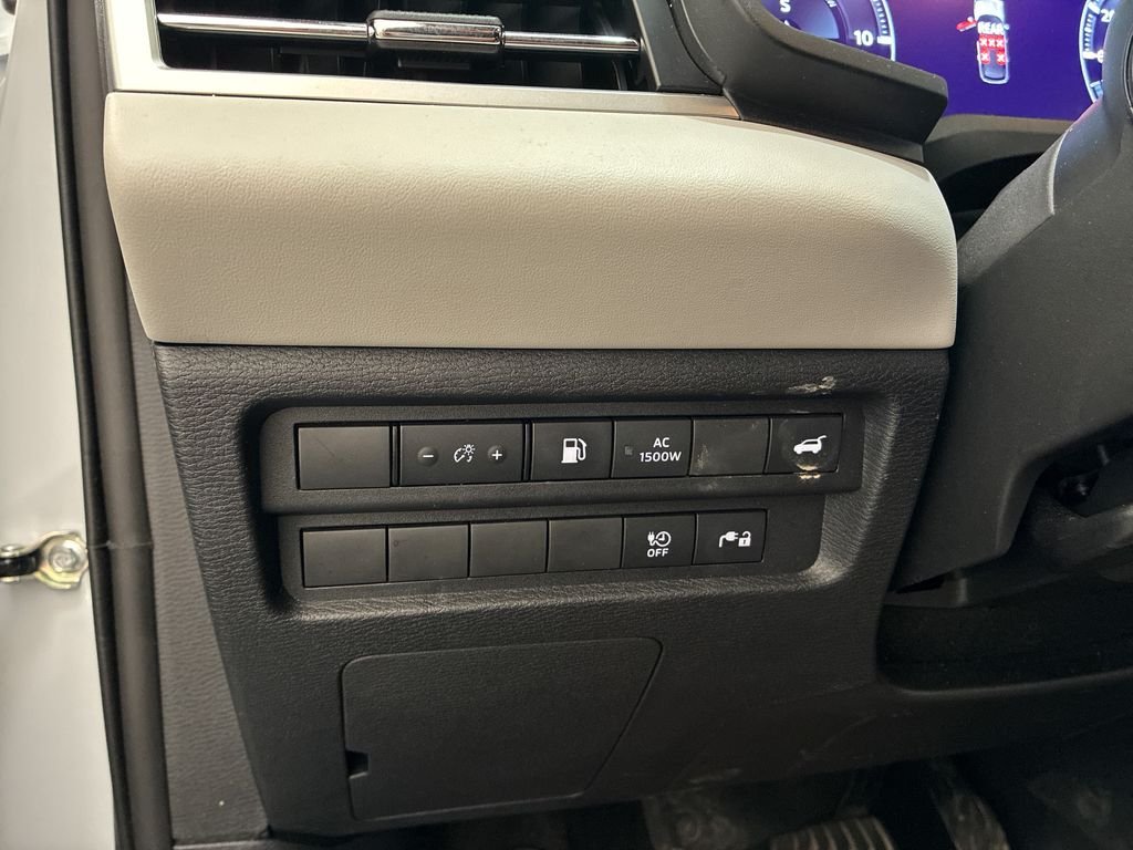 Used 2024 White Mitsubishi SEL image 27