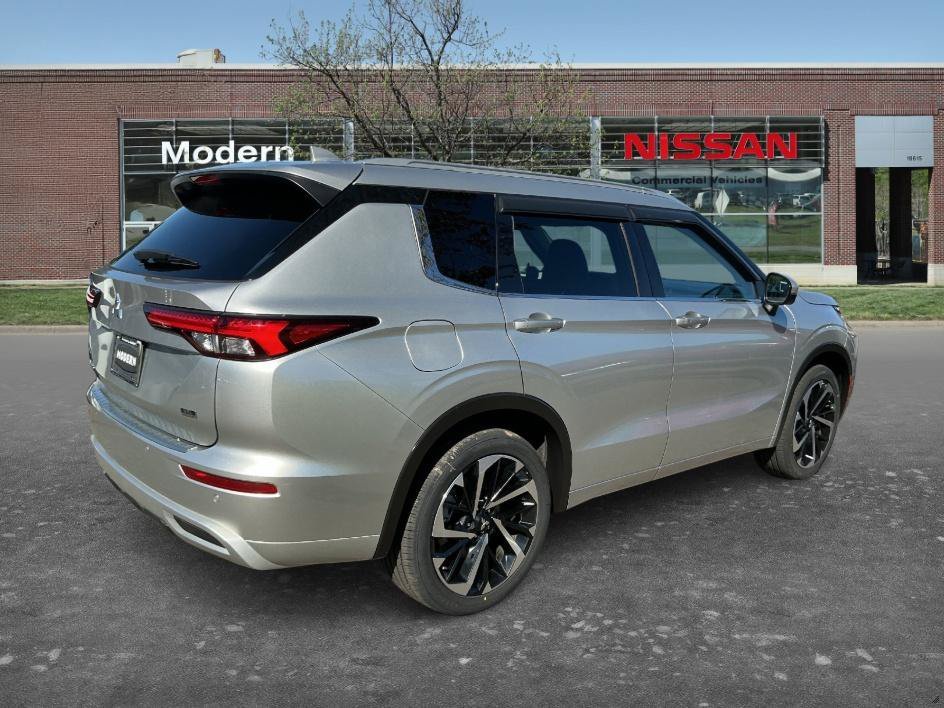 Used 2022 Silver Mitsubishi SEL image 5