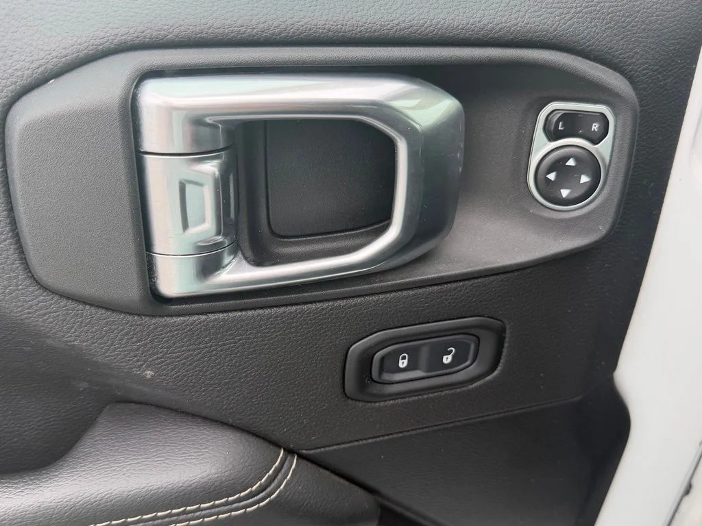 Used 2021 White Jeep Unlimited Sahara image 16