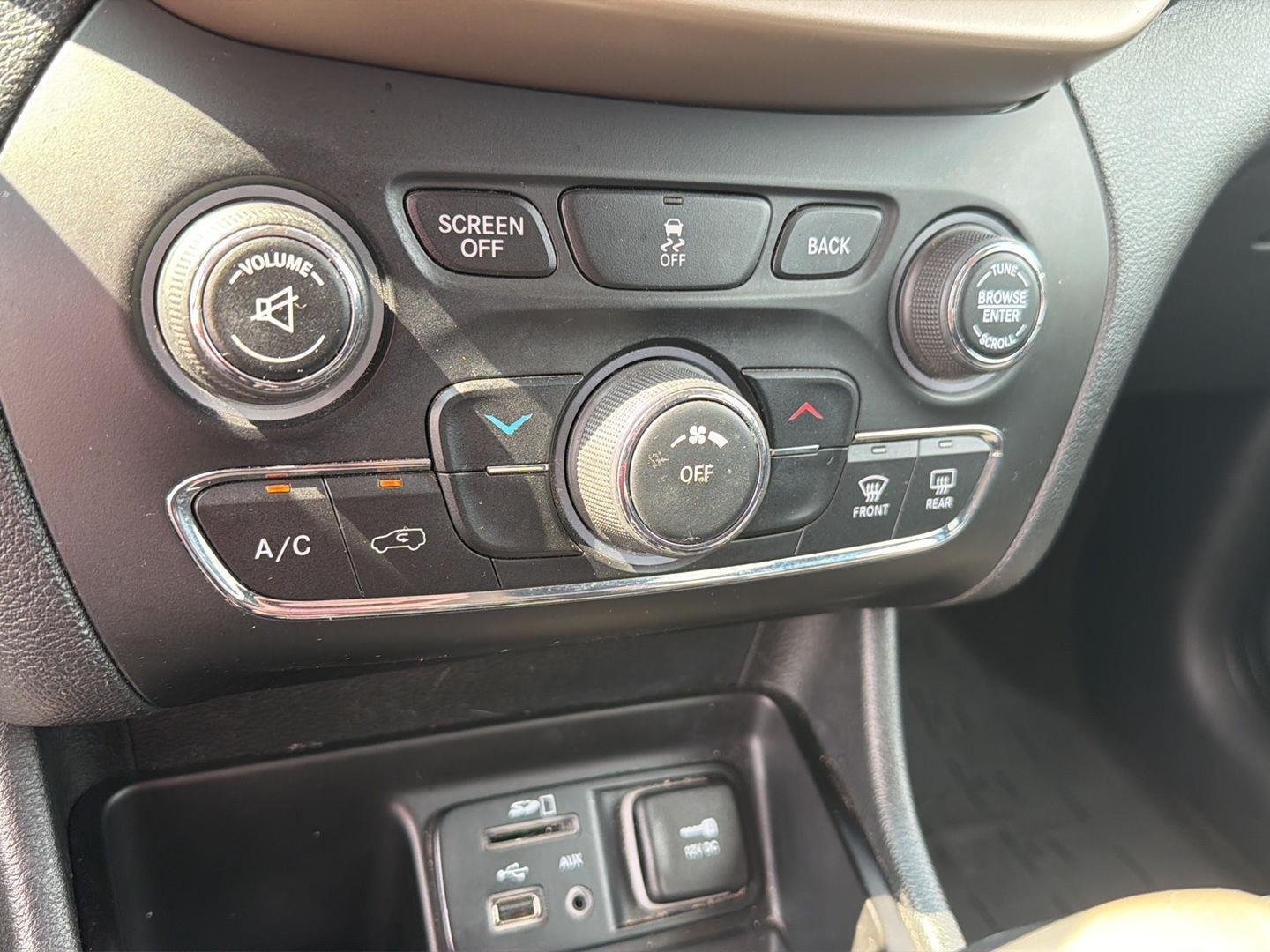 Used 2016 Granite Crystal Metallic Clearcoat Jeep Latitude image 26