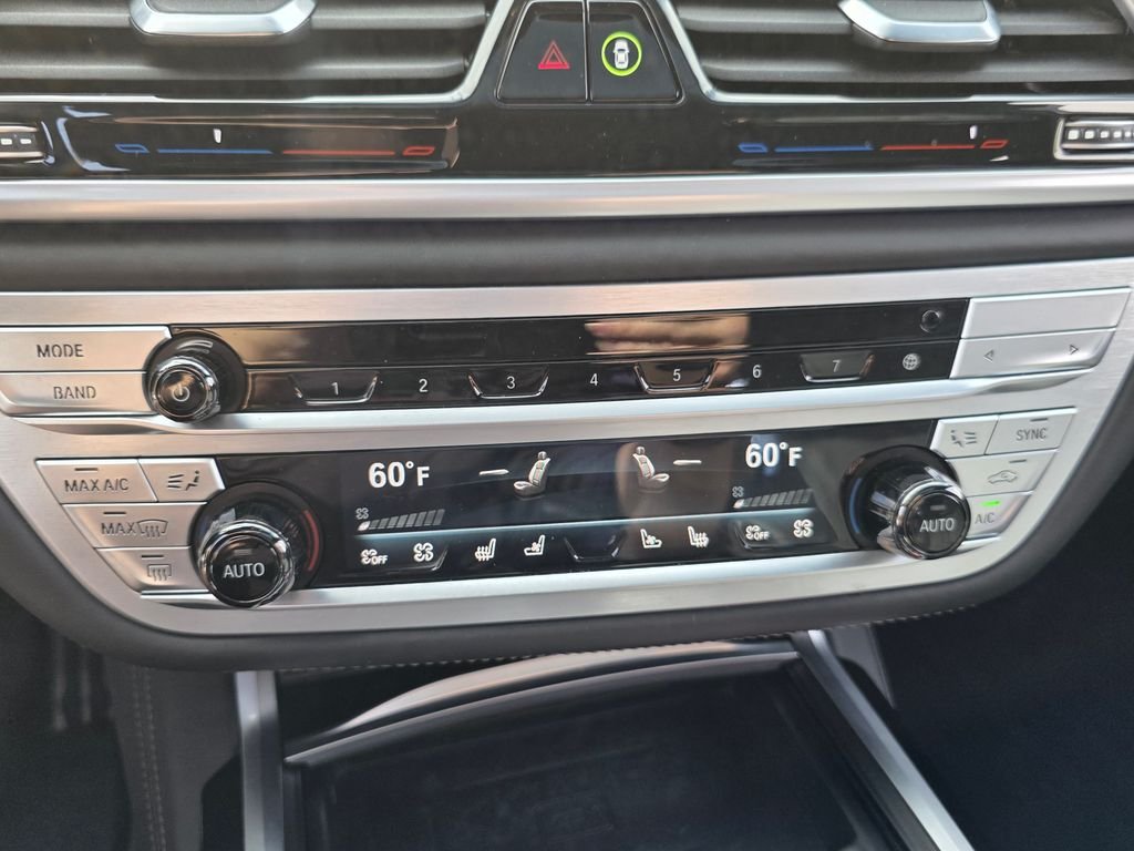 2021 BMW 7 Series M760i - Photo 35