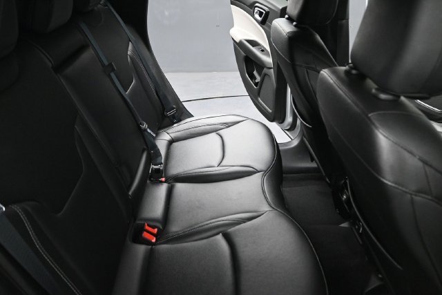 Used 2025 Silver Jeep Limited image 20