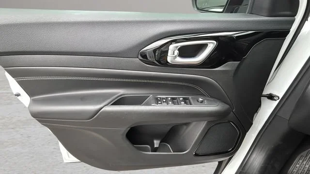 Used 2023  Jeep Altitude image 16