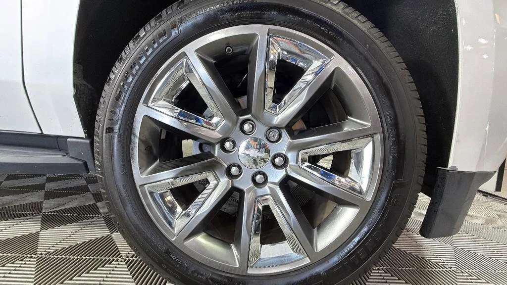 Used 2019 IRIDESCENT PEARL TRICOAT Chevrolet LT image 44