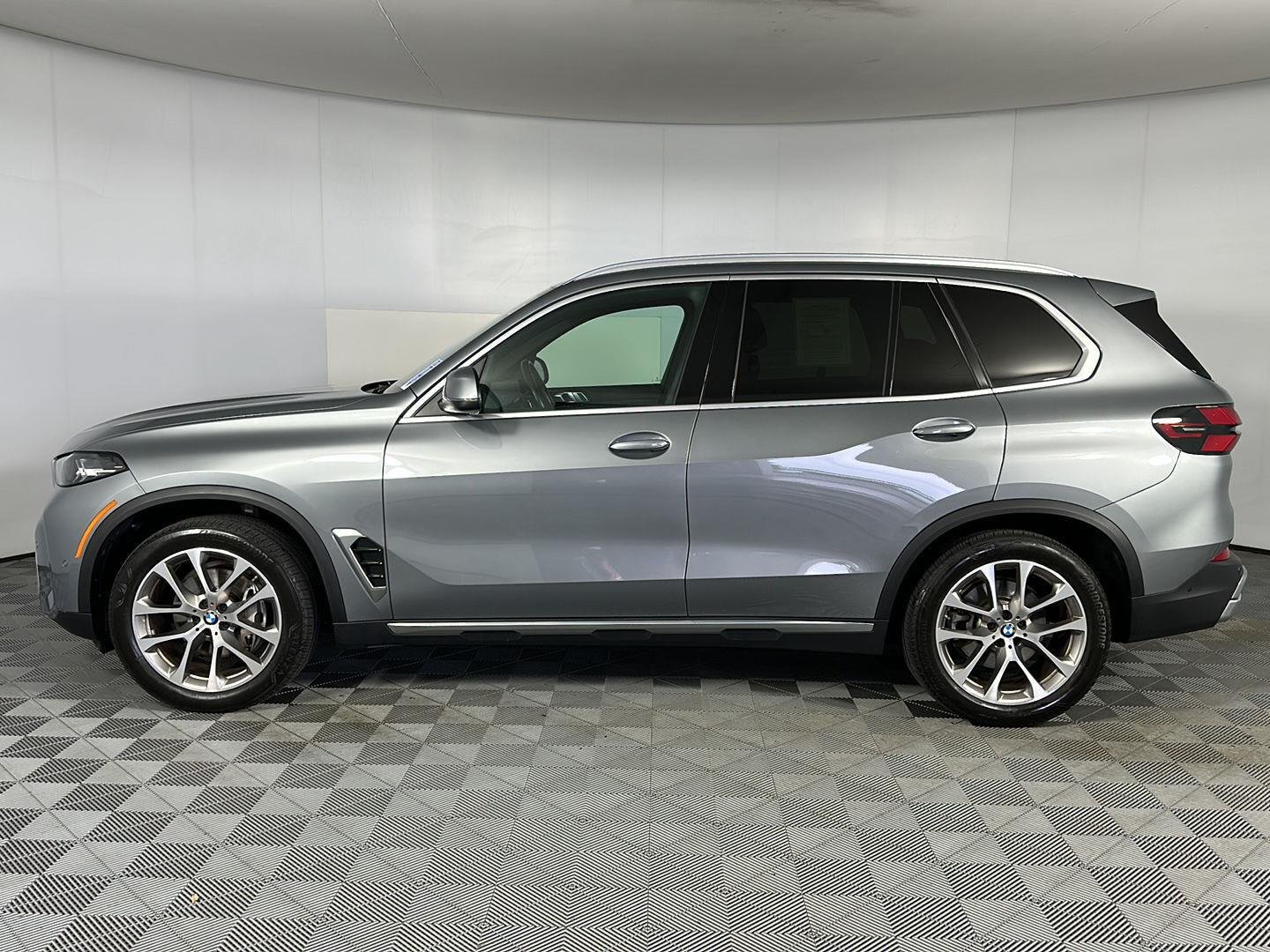 Used 2024 Skyscraper Grey Metallic BMW xDrive40i image 5