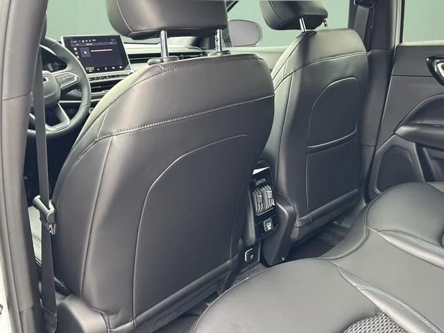 New 2026 White/off-white Jeep Latitude image 23