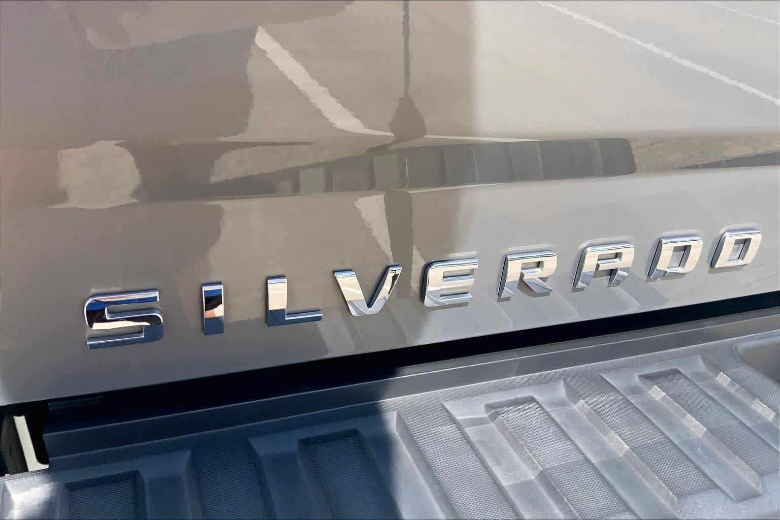 Used 2017 Pepperdust Metallic Chevrolet LT image 30