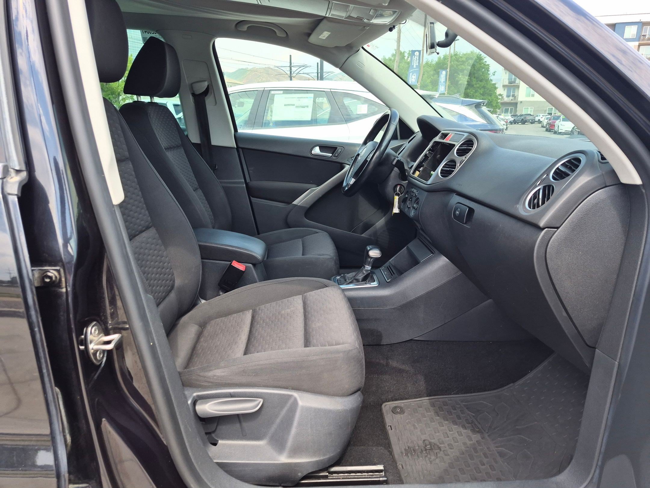 Used 2009 Black Volkswagen SE image 28