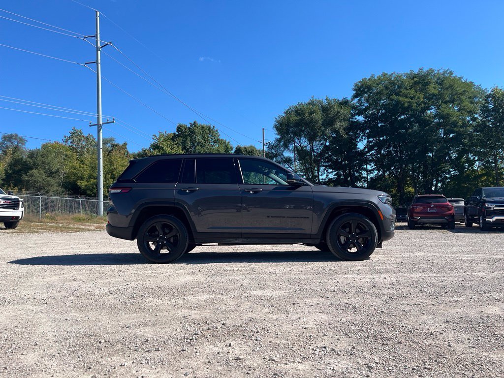 Used 2024 Gray Metallic Jeep Limited image 6