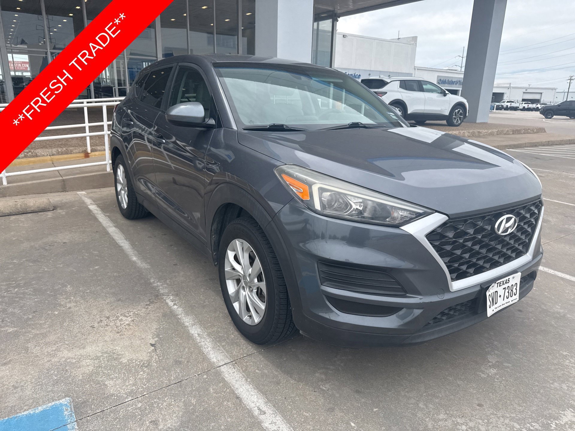 Used 2019 Gray Hyundai SE image 3