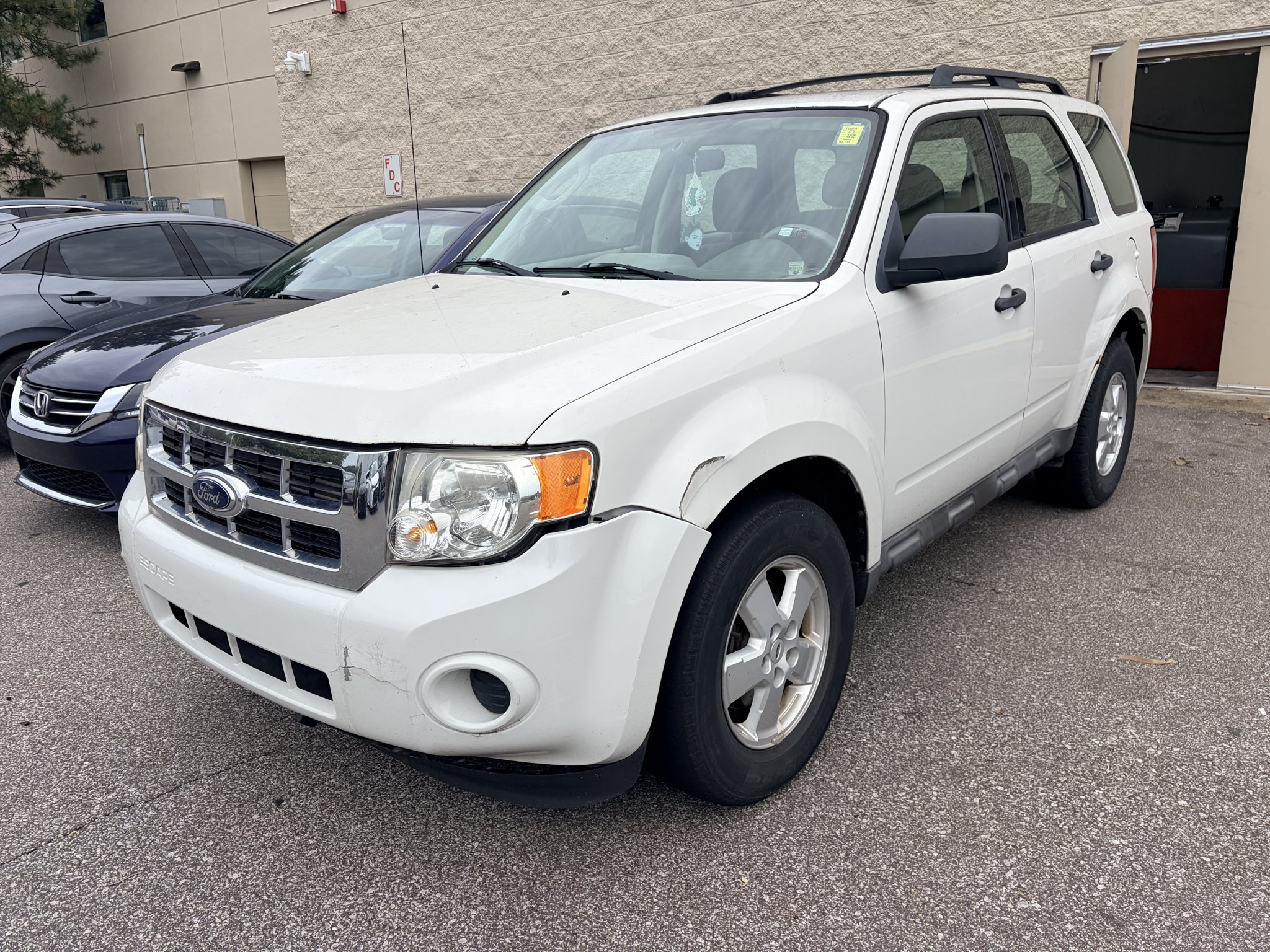 Used 2010 Oxford White (Fleet) Ford XLS image 1