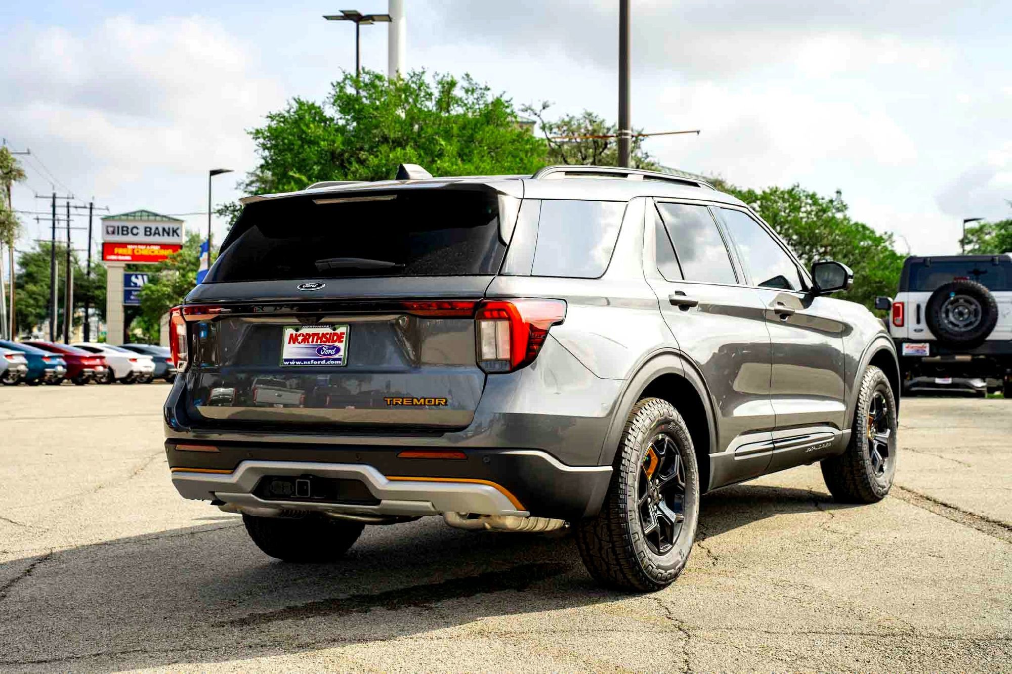 New 2026 Carbonized Gray Metallic Ford Tremor image 4
