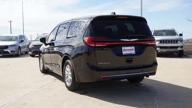New 2026 Diamond Black Crystal Pearl-Coat Exterior Paint Chrysler Select image 7
