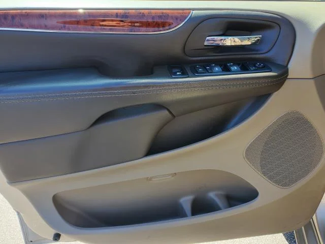 Used 2015 Cashmere/Sandstone Pearlcoat Chrysler Touring image 18