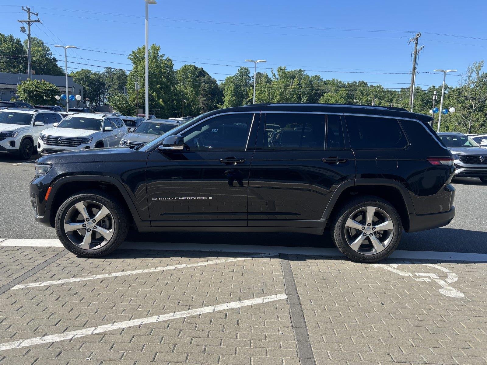 Used 2021 Diamond Black Crystal Pearlcoat Jeep Limited image 2