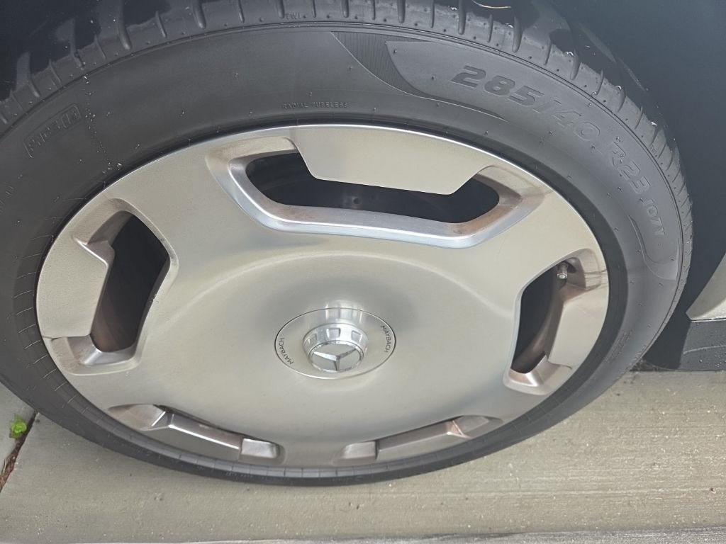 Certified Used 2024 MANUFAKTUR Diamond White Metallic Mercedes-Benz Maybach GLS 600 image 3