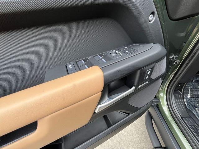 New 2026 Woolstone Green Land Rover X-Dynamic SE image 11