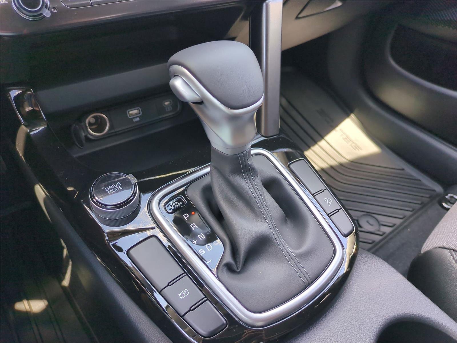 New 2026 Snow White Pearl Kia S image 29